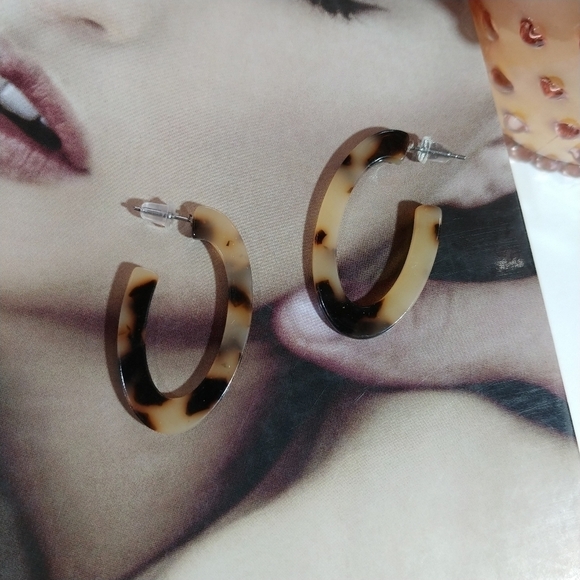 Lightweight‎ Acrylic Oval Hoop Earrings Lightweight - Picture 1 of 7